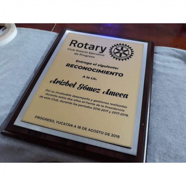 PLACA CONMEMORATIVA EN ACERO CON MARCO DE MADERA