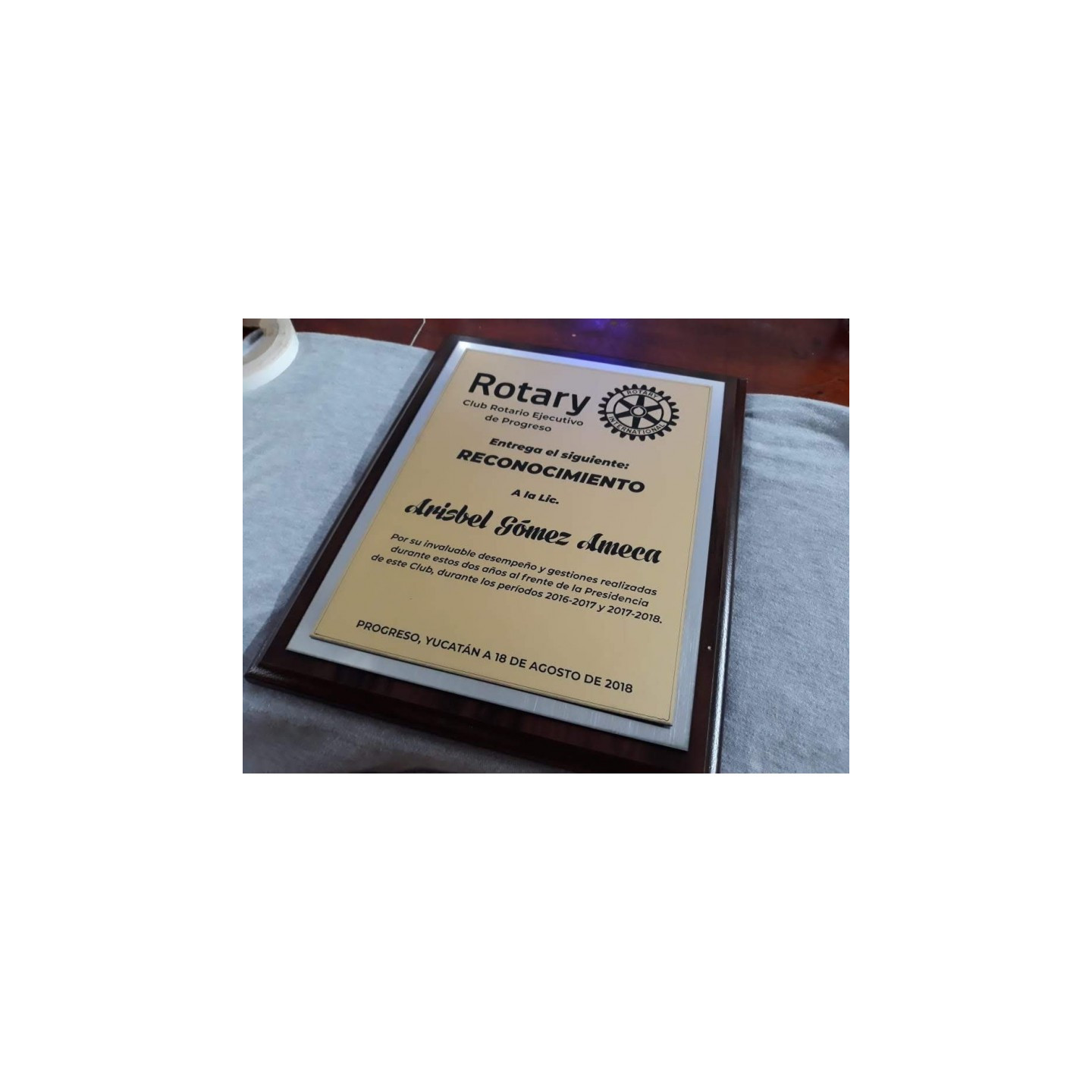 PLACA CONMEMORATIVA EN ACERO CON MARCO DE MADERA