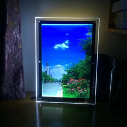 PANTALLA EN ACRÍLICO Y LUZ LED